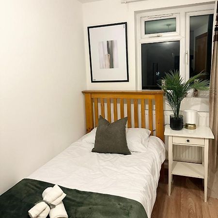 Relaxing Room In Spacious House London Exteriör bild