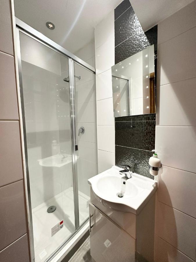Relaxing Room In Spacious House London Exteriör bild
